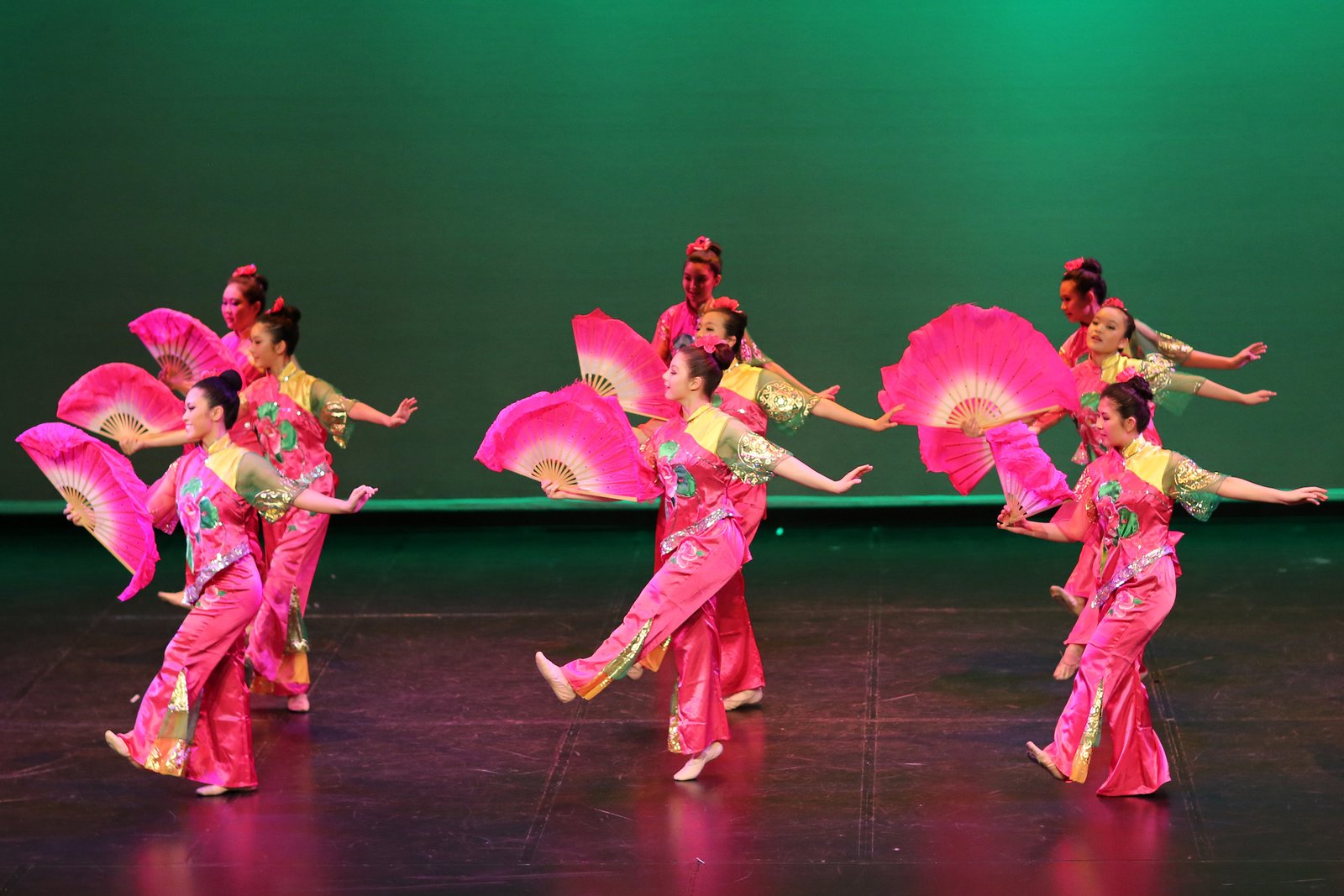 https://24khabarfactory.com/public/uploads/images/newsimages/maannewsimage23102021_115552_Chinese-Fan-Dance.jpg